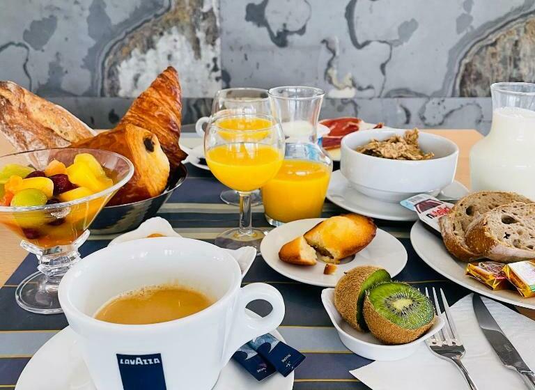 חדר סטנדרט לשלושה, Restaurant Santiago