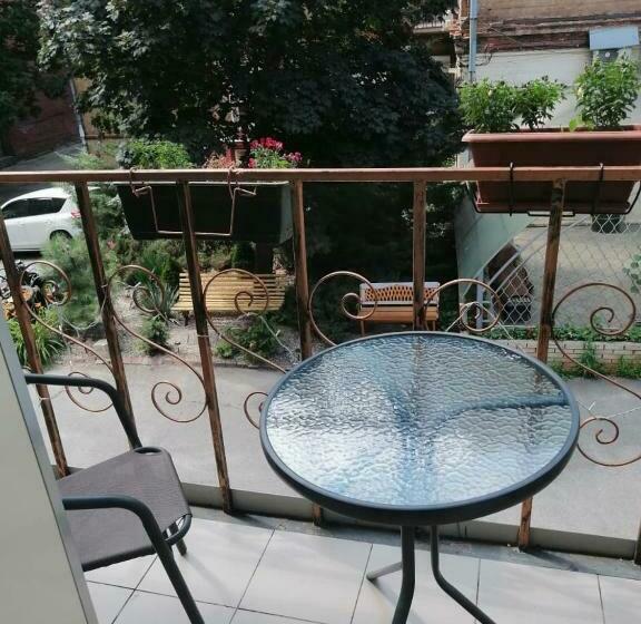 חדר משפחתי, Yellow Unlimited Hotel 4