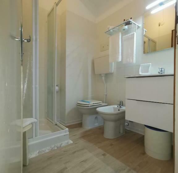 اتاق کلاسیک سه تخته, Astoria