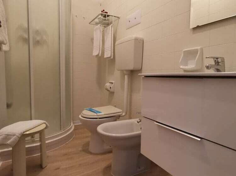 اتاق کلاسیک سه تخته, Astoria