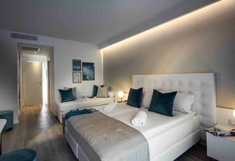 اتاق سوپریور سه تخته, Astoria