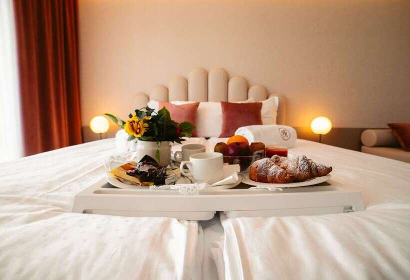 اتاق لوکس چهار تخته, Astoria