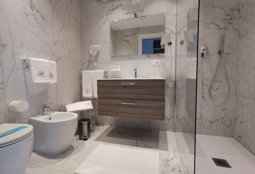 اتاق لوکس چهار تخته, Astoria