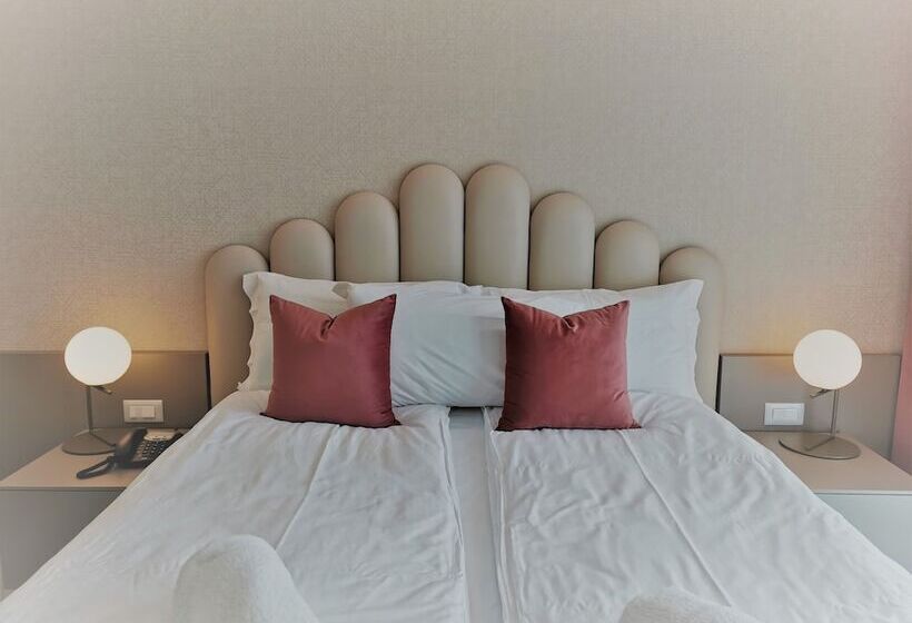 سوییت لوکس, Astoria