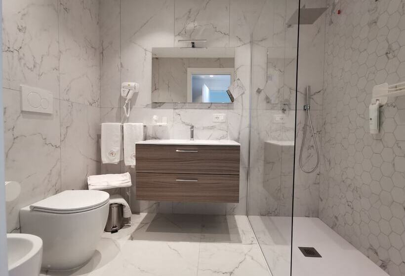 سوییت لوکس, Astoria