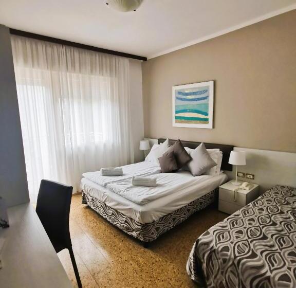 اتاق کلاسیک سه تخته, Astoria