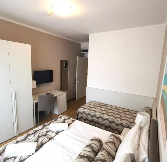 اتاق کلاسیک سه تخته, Astoria