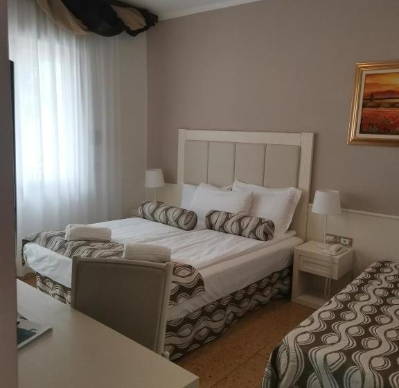 اتاق کلاسیک سه تخته, Astoria