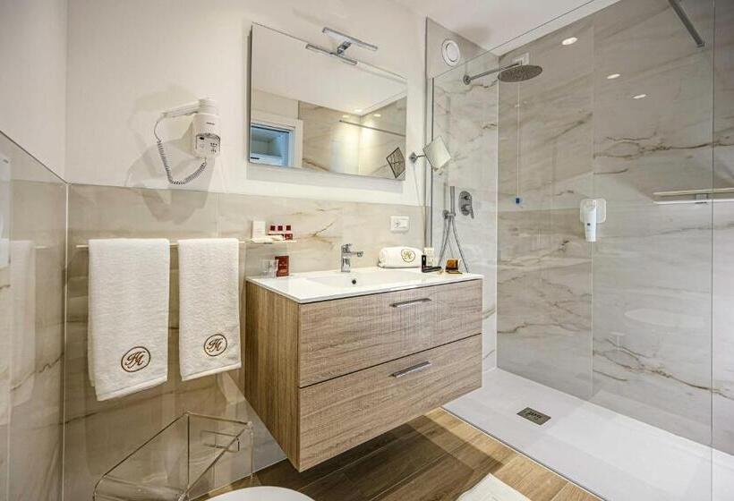 اتاق سوپریور چهار تخته, Astoria