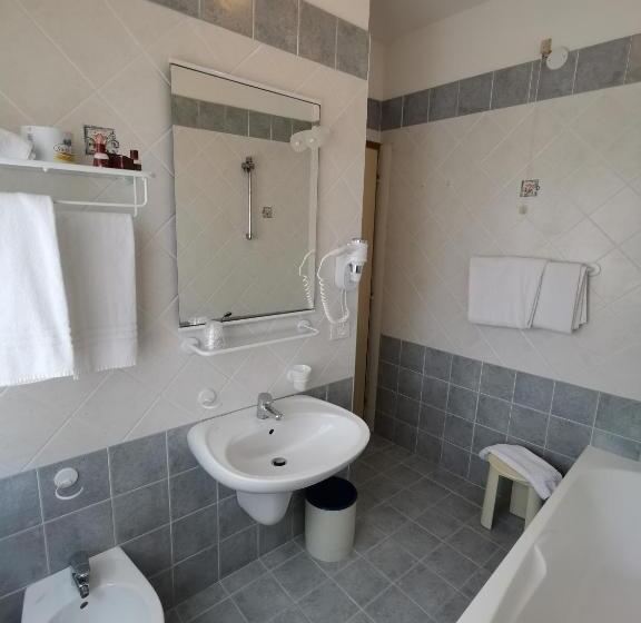 اتاق استاندارد یک نفره, Astoria