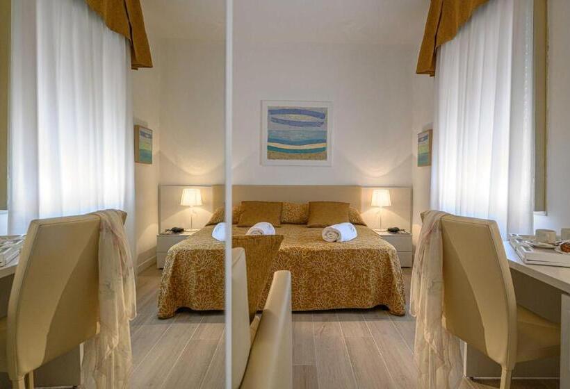 اتاق خانوادگی, Astoria