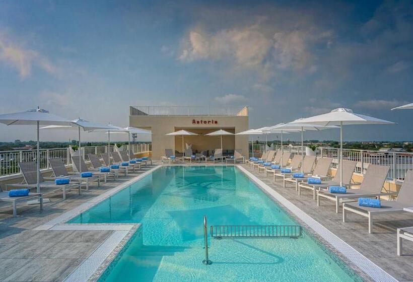 اتاق خانوادگی, Astoria