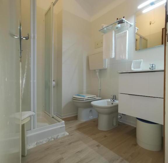 اتاق خانوادگی, Astoria