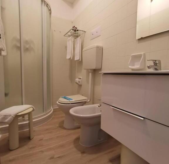 اتاق خانوادگی, Astoria