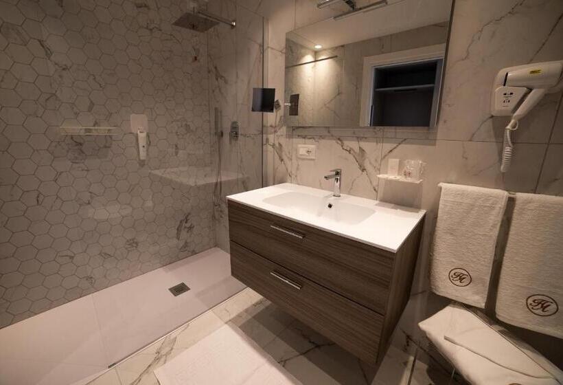 اتاق لوکس چهار تخته, Astoria