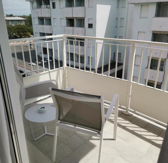 اتاق لوکس چهار تخته, Astoria