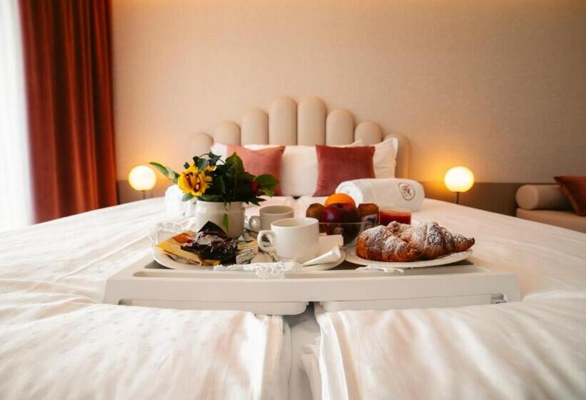 سوییت لوکس, Astoria