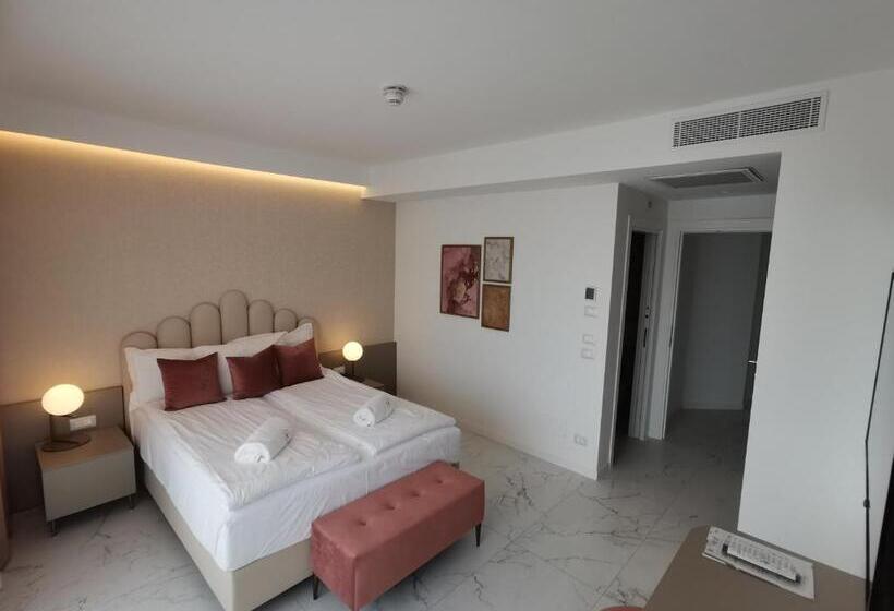 سوییت لوکس, Astoria