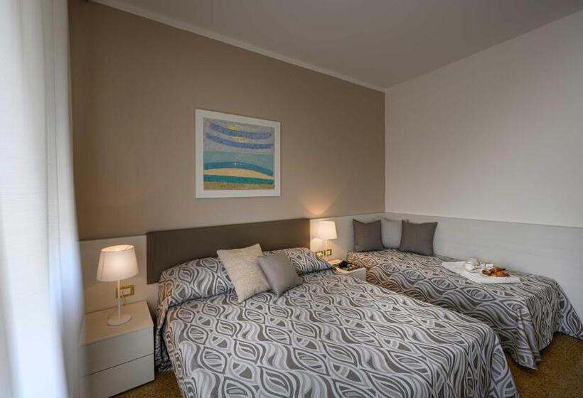 اتاق خانوادگی, Astoria