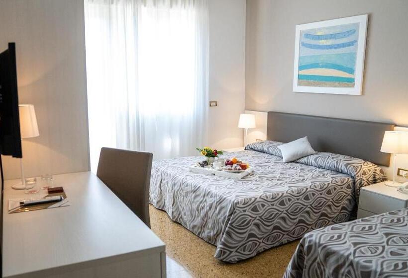 اتاق خانوادگی, Astoria