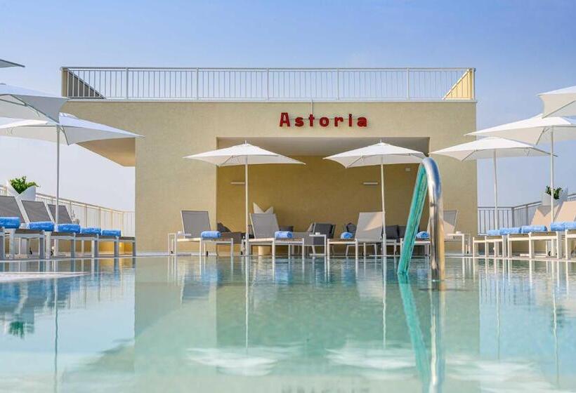 اتاق خانوادگی, Astoria