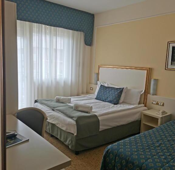 اتاق خانوادگی, Astoria