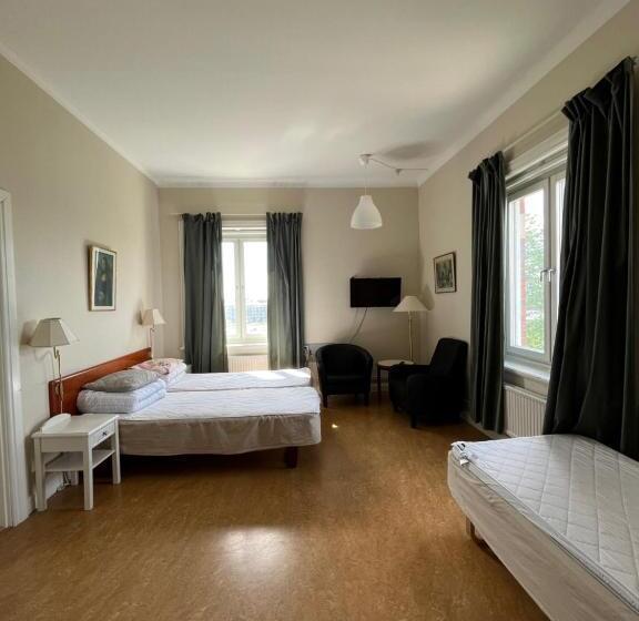 스탠다드 트리픔 룸 공동욕실, Carlstad Sport Hostel