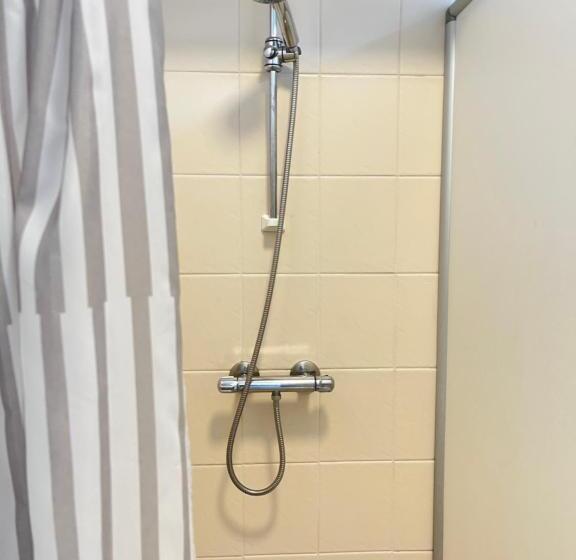 스탠다드 4인용 룸 공용 욕실, Carlstad Sport Hostel