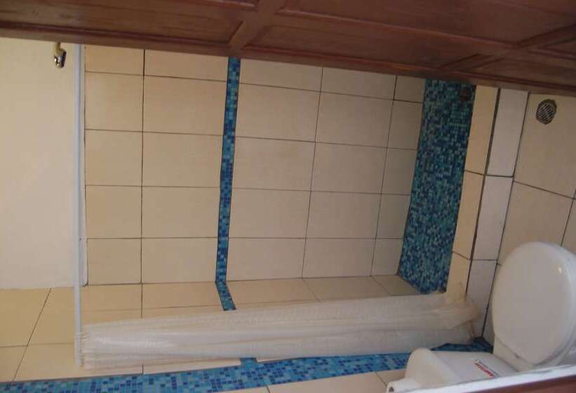 اتاق استاندارد با سرویس بهداشتی مشترک, Island Life Hostel