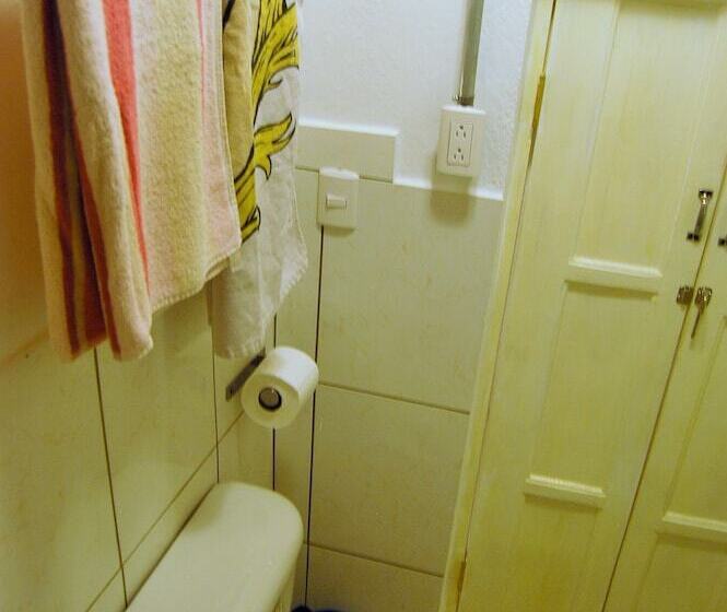 اتاق استاندارد با تختهای تاشو, Island Life Hostel