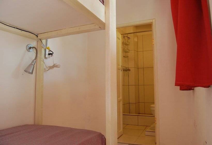 اتاق استاندارد با تختهای تاشو, Island Life Hostel