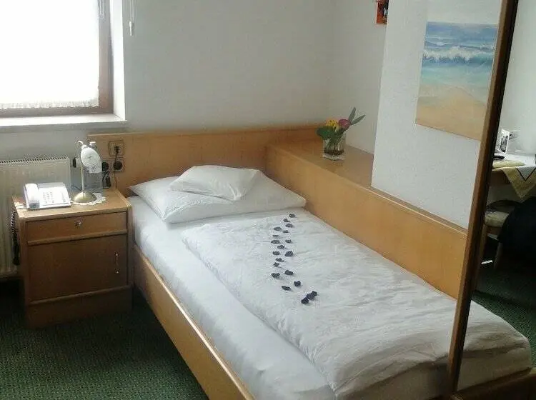 Standard Yhden Hengen Huone, Theresia