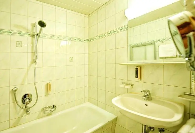 Standard Neljän Hengen Huone, Theresia