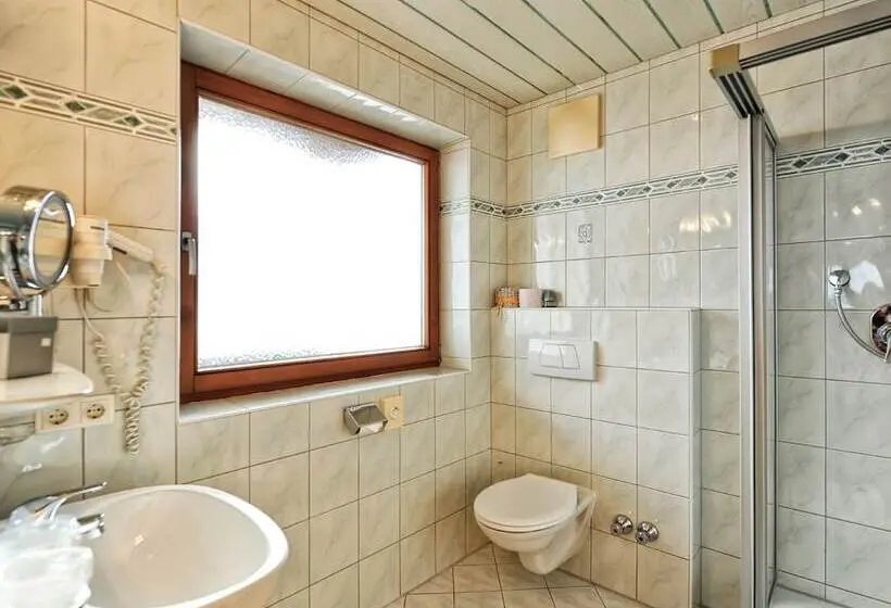 Standard Kolmen Hengen Huone, Theresia