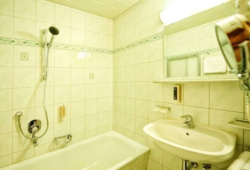 Standard Neljän Hengen Huone, Theresia
