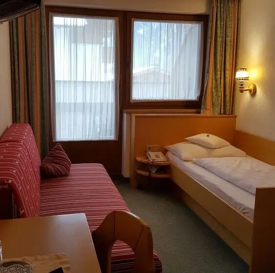 Standard Yhden Hengen Huone, Theresia