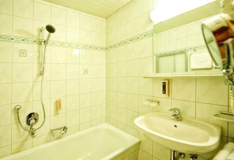 Standard Neljän Hengen Huone, Theresia