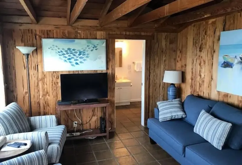 Talo 2 Makuuhuonetta, Bodega Harbor Inn
