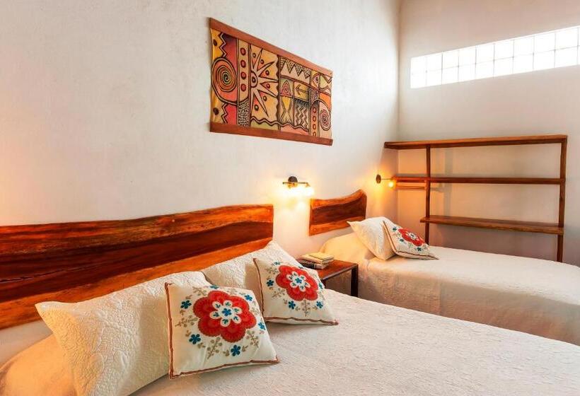 חדר סטנדרט לשלושה עם מרפסת, Dreamcatcher Hotel   Atrapasueños