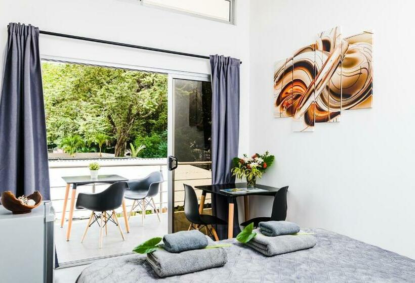 Номер Premium Вид на Бассейн, In The Shade Hotel Coworking 300mbit Adults Only