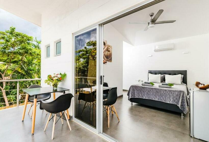 Номер Premium Вид на Бассейн, In The Shade Hotel Coworking 300mbit Adults Only