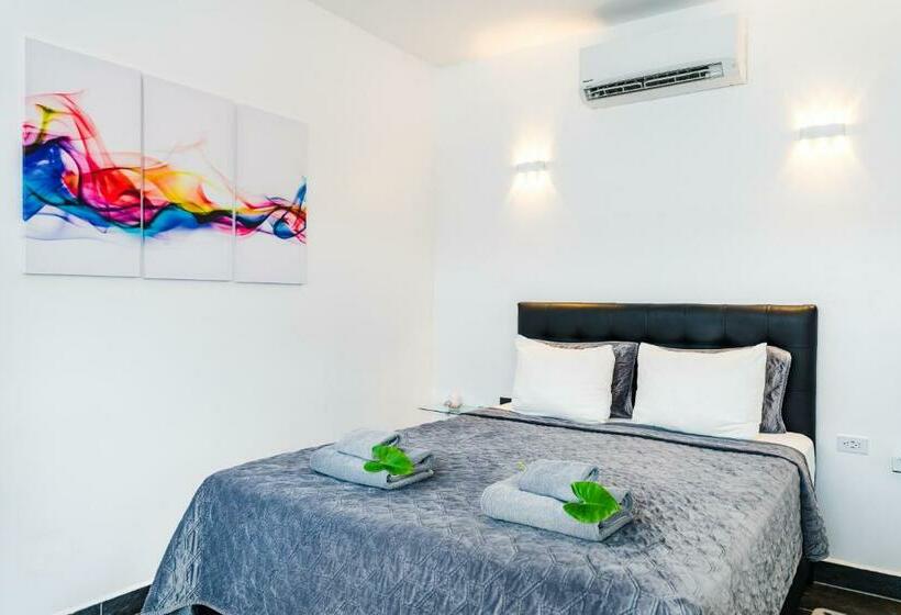 Номер Premium Вид на Бассейн, In The Shade Hotel Coworking 300mbit Adults Only