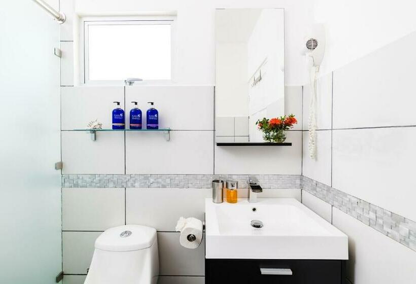 Номер Premium Вид на Бассейн, In The Shade Hotel Coworking 300mbit Adults Only