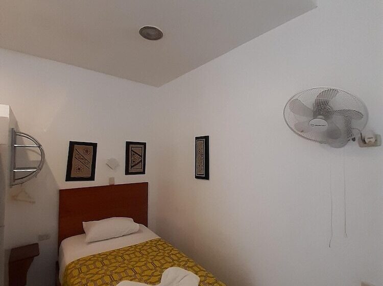 غرفة قياسية فردية, La Casona