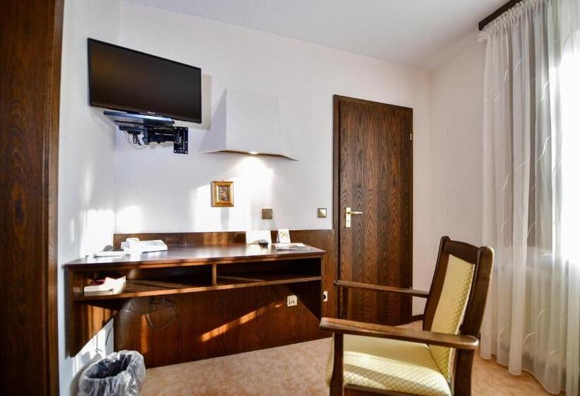 스탠다드 룸, Zur Post