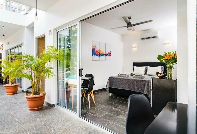 Номер Premium Вид на Бассейн, In The Shade Hotel Coworking 300mbit Adults Only