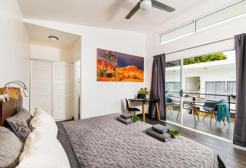 Номер Deluxe Кровать Кинг, In The Shade Hotel Coworking 300mbit Adults Only