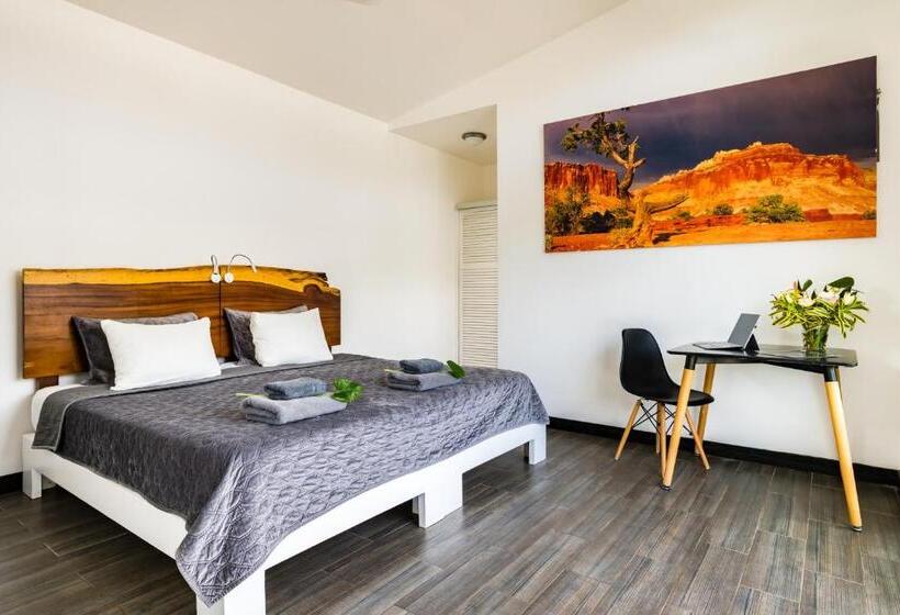 Номер Deluxe Кровать Кинг, In The Shade Hotel Coworking 300mbit Adults Only