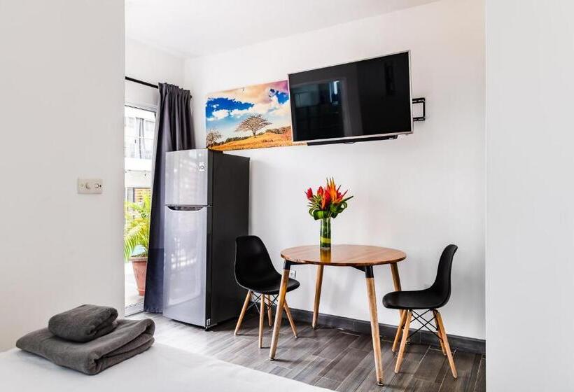 デラックススタジオ, In The Shade Hotel   Coworking   300mbit   Adults Only