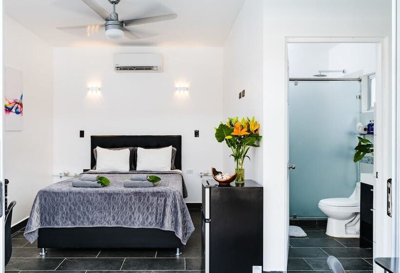 Номер Premium Вид на Бассейн, In The Shade Hotel Coworking 300mbit Adults Only